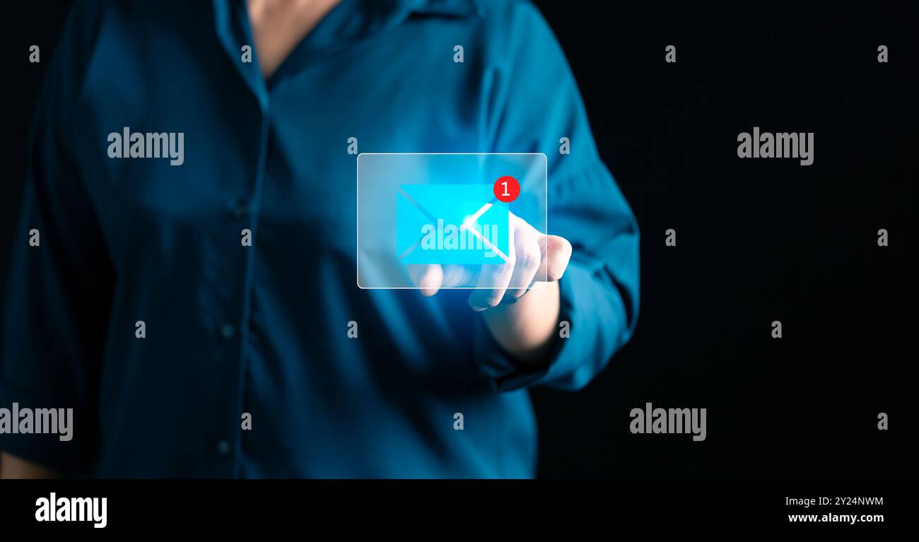 Il team di marketing ha inviato una notifica via e-mail per coinvolgere i clienti, assicurando che il messaggio li raggiungesse tempestivamente tramite posta elettronica nel cyberspazio. e-mail, marketing Foto Stock