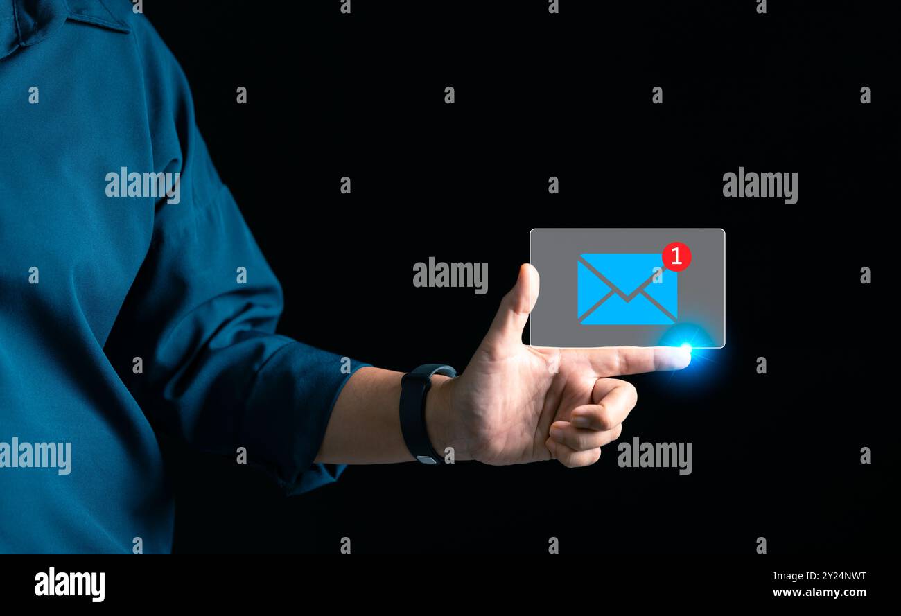 Il team di marketing ha inviato una notifica via e-mail per coinvolgere i clienti, assicurando che il messaggio li raggiungesse tempestivamente tramite posta elettronica nel cyberspazio. e-mail, marketing Foto Stock