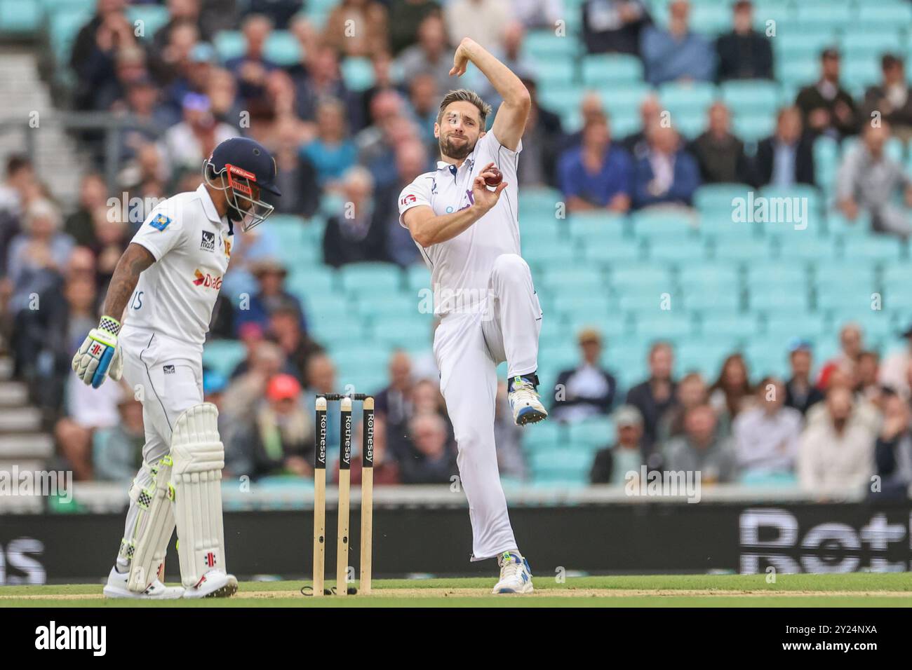 Londra, Regno Unito. 9 settembre 2024. Chris Woakes dell'Inghilterra consegna il pallone durante il 3° Rothesay test Match Day Four England contro Sri Lanka al Kia Oval, Londra, Regno Unito, 9 settembre 2024 (foto di Mark Cosgrove/News Images) a Londra, Regno Unito il 9/9/2024. (Foto di Mark Cosgrove/News Images/Sipa USA) credito: SIPA USA/Alamy Live News Foto Stock