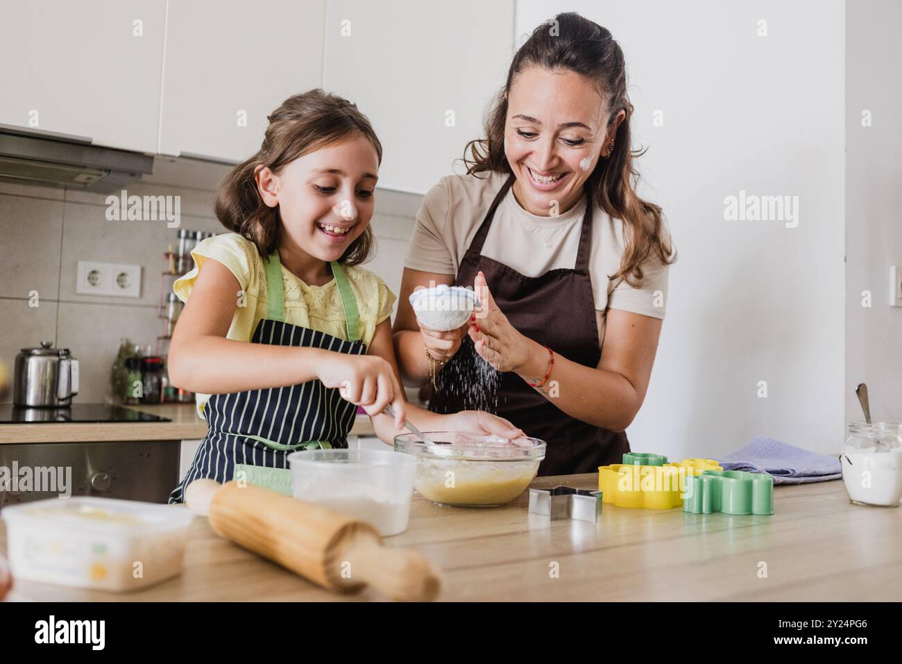 La madre single si diverte mentre cuoci i biscotti con la figlia Foto Stock