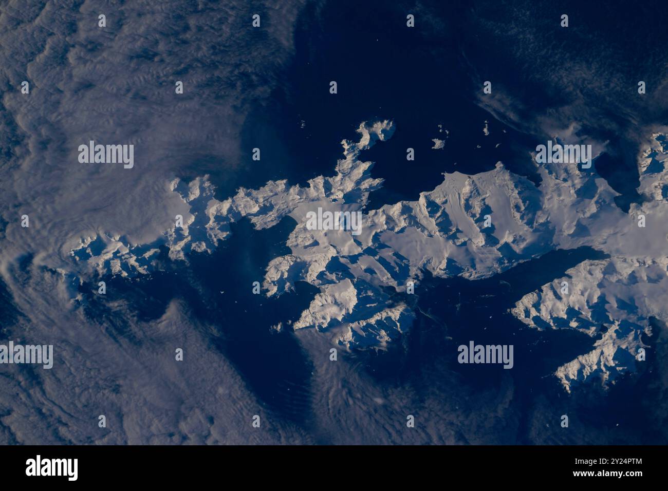 ISS - 01 settembre 2024 - nell'oceano Atlantico meridionale si trova un'isola della Georgia del Sud ricoperta di neve. Il territorio britannico d'oltremare è stato fotografato da NA Foto Stock