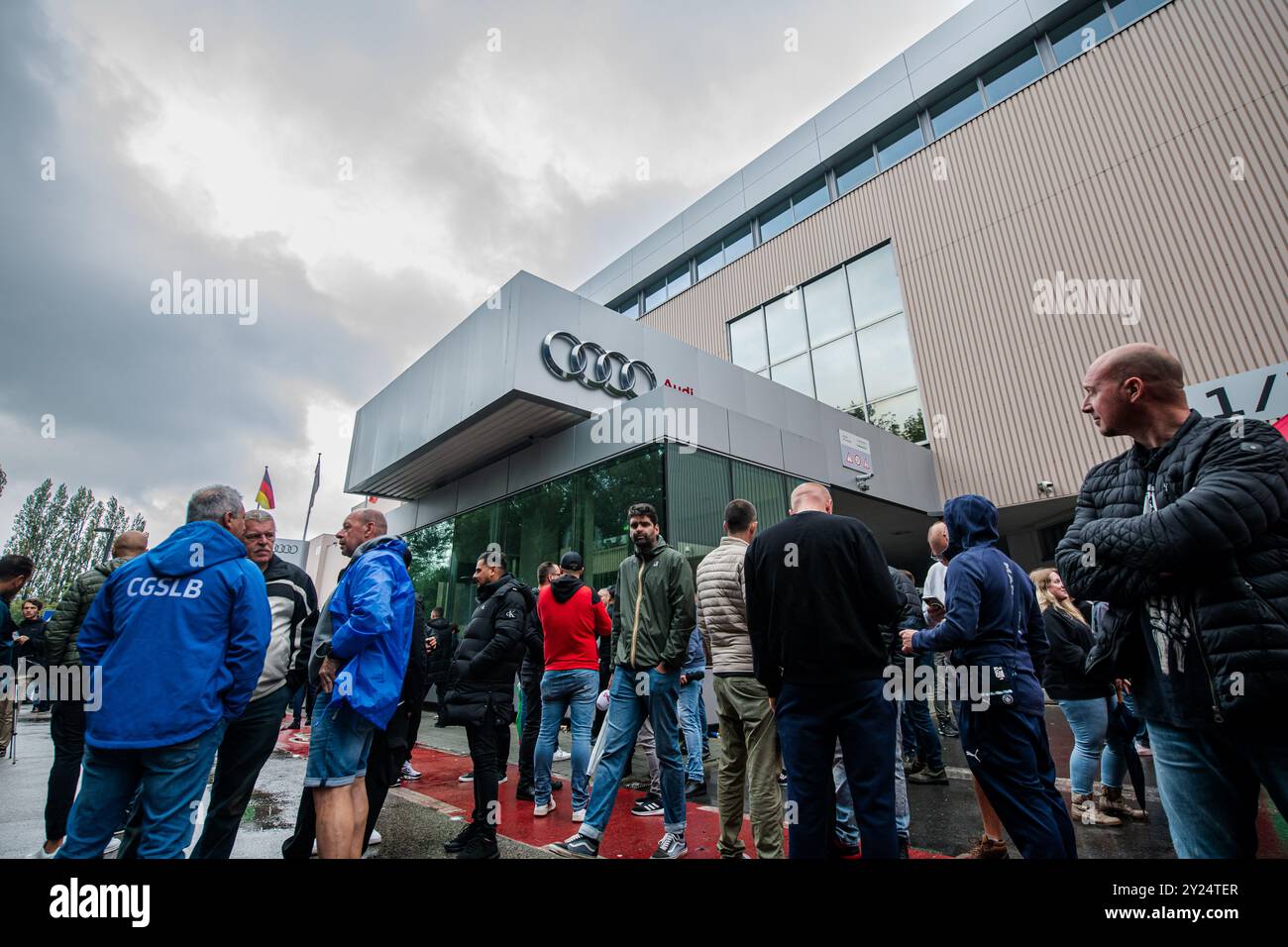 Bruxelles, Belgio. 9 settembre 2024. I dipendenti Audi sono visti fuori dallo stabilimento Audi Brussels, a Vorst-Forest, Bruxelles, lunedì 9 settembre 2024. La direzione ha annunciato ieri sera che lo stabilimento rimarrà chiuso fino a quando i lavoratori non avranno accettato di riprendere la produzione e consegnare le auto ai concessionari. I sindacati hanno confiscato la scorsa settimana le chiavi di circa 200 auto finché non avranno chiarezza sul futuro dello stabilimento. BELGA FOTO JONAS ROOSENS credito: Belga News Agency/Alamy Live News Foto Stock