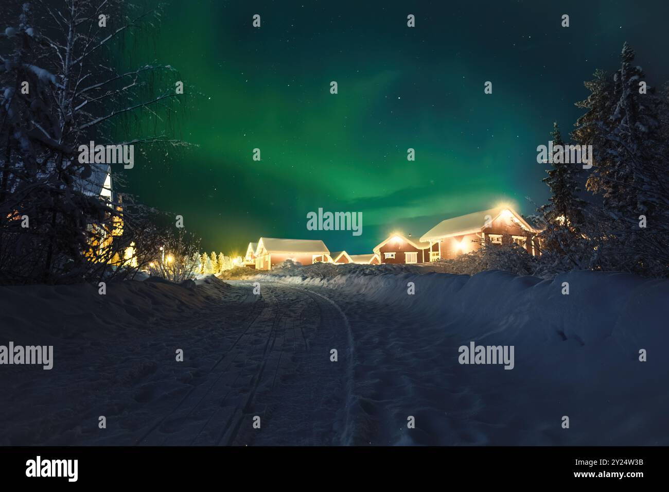 Aurora boreale sopra il villaggio di Babbo Natale a Rovaniemi, Lapponia Foto Stock