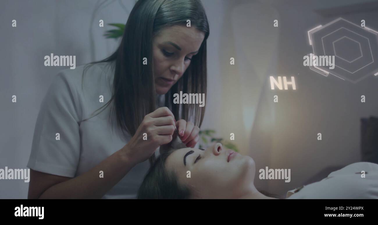 Immagine della formula chimica sull'estetista e cliente caucasico Foto Stock