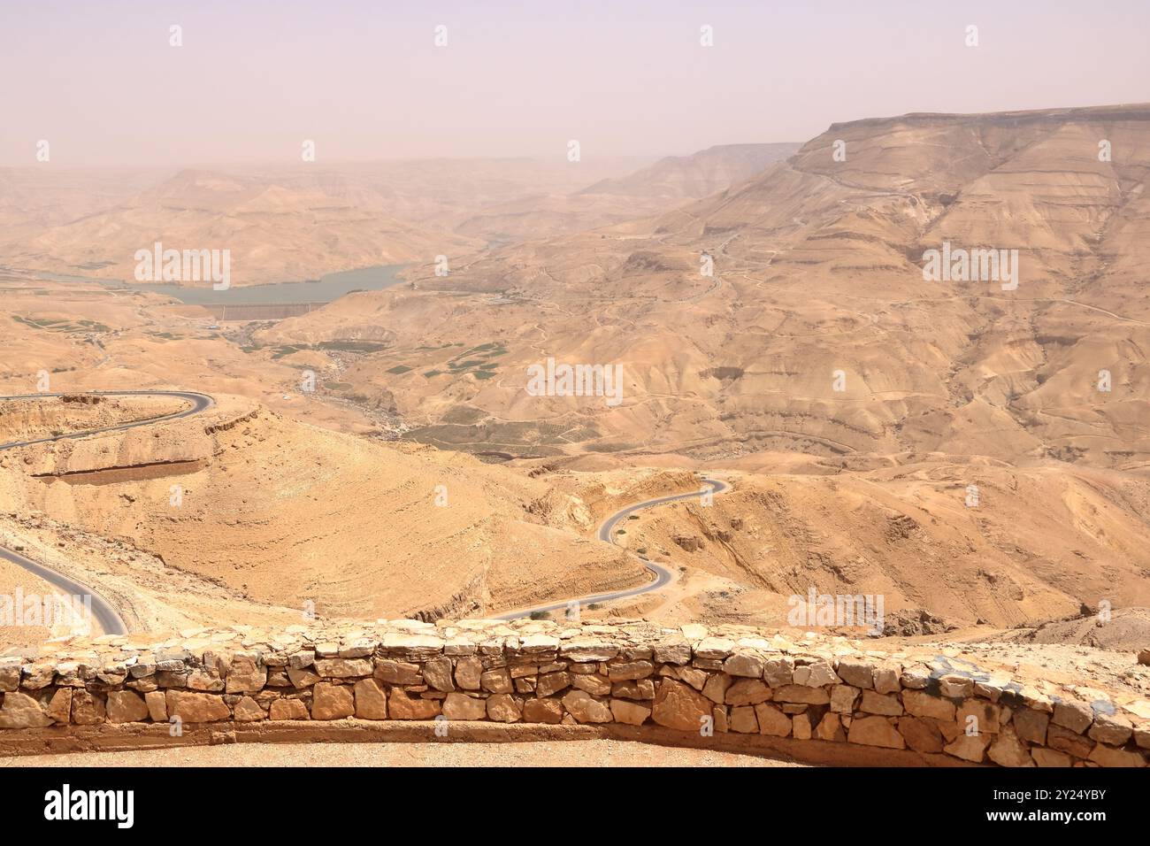 Punto panoramico sull'autostrada 35 in Giordania: La diga di Mujib Moujib sul fiume Wadi Mujib, tra le città di Madaba e Kerak Foto Stock