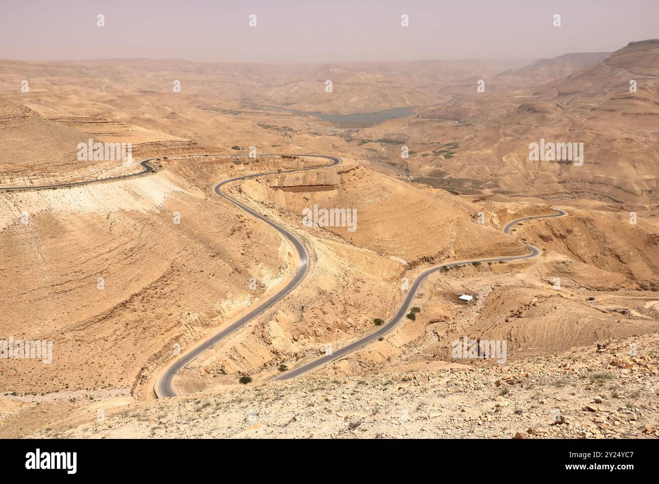 Punto panoramico sull'autostrada 35 in Giordania: La diga di Mujib Moujib sul fiume Wadi Mujib, tra le città di Madaba e Kerak Foto Stock