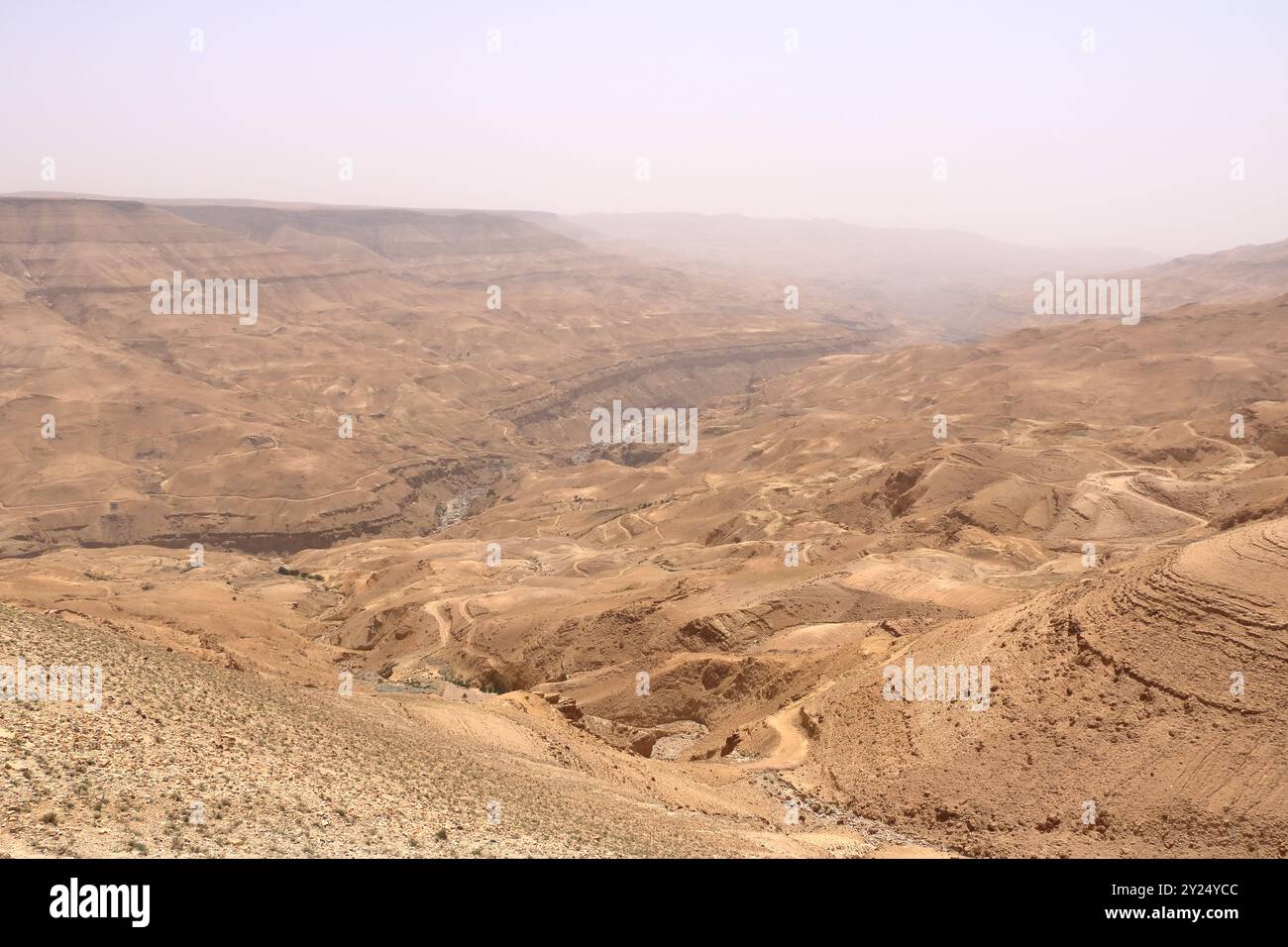 Punto panoramico sull'autostrada 35 in Giordania: La diga di Mujib Moujib sul fiume Wadi Mujib, tra le città di Madaba e Kerak Foto Stock