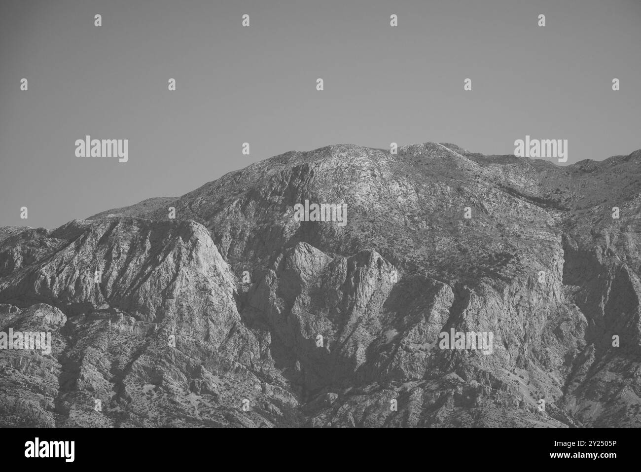 Vista della catena montuosa Biokovo delle Alpi Dinariche dalla riviera di Makarska, la costa adriatica della Croazia Foto Stock