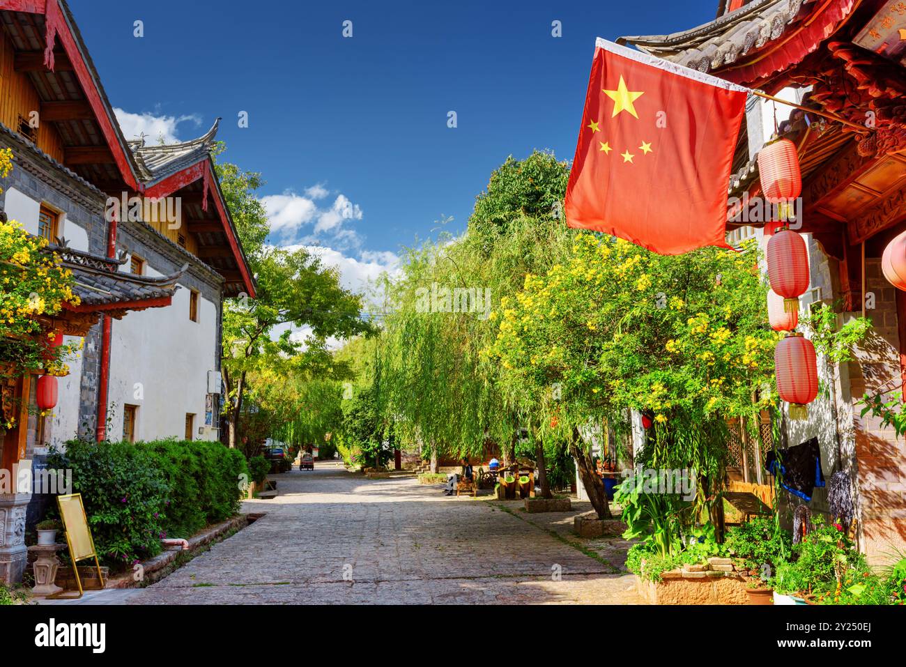 La bandiera della Cina (bandiera rossa con cinque stelle dorate), Lijiang Foto Stock