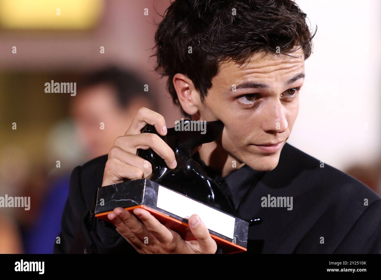 Italia, Lido di Venezia, 07 settembre 2024: Francesco Gheghi posa con il Premio orizzonti come miglior attore per "Familia" durante la 81a edizione di Venice Intern Foto Stock