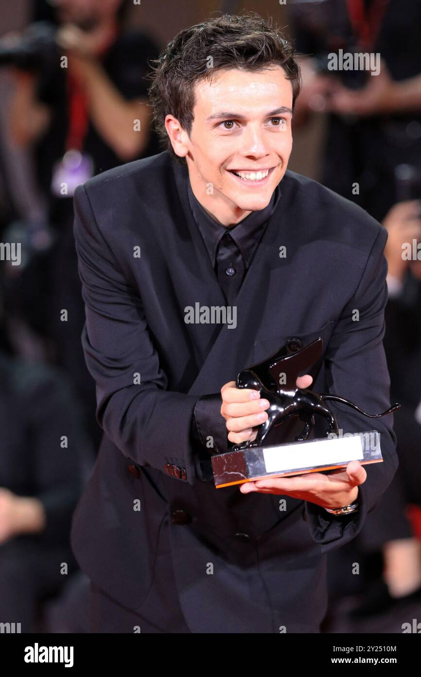 Italia, Lido di Venezia, 07 settembre 2024: Francesco Gheghi posa con il Premio orizzonti come miglior attore per "Familia" durante la 81a edizione di Venice Intern Foto Stock