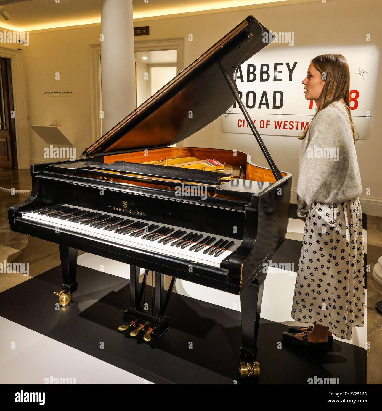 Sotheby's London 09 Set 2024 svelando straordinari manufatti Un pianoforte Steinway acquistato dagli Abbey Road Studios nel 1973 e residente nello Studio 3 dove è stato suonato nella registrazione di brani di icone musicali tra cui Sir Paul McCartney, Amy Winehouse e Lady Gaga. Crediti: Paul Quezada-Neiman/Alamy Live News Foto Stock