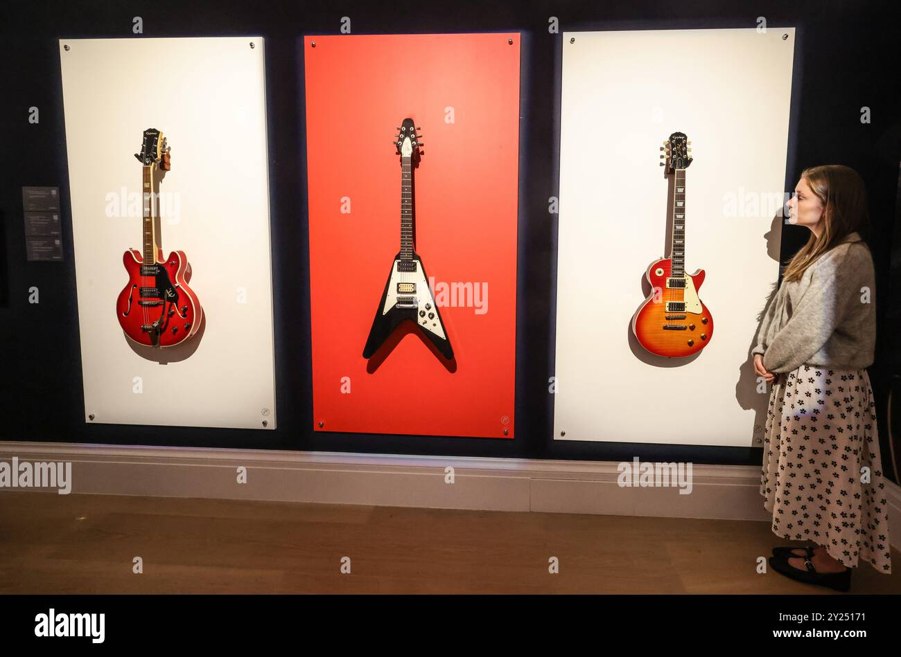 Sotheby's London 09 set 2024 svelando straordinari manufatti di John Lennon | Prince | Noel Gallagher | Abbey Road | The WHO | James Bond | Gladiator II R) stimata tra £ 60.000 e £ 80.000, una chitarra Epiphone Les Paul Standard suonata da Noel Gallagher che è presente sia nel video musicale che nella copertina iconica del singolo di debutto degli Oasis "Supersonic". (M) Una Gibson Flying V Guitar del 1980 precedentemente di proprietà di Johnny Marr degli Smith e utilizzata da Noel Gallagher nella registrazione della traccia degli Oasis del 1994 "Cigarettes and Alcohol", stimata tra £ 20.000 e £ 30.000. Crediti: Paul Quezada-Neiman/Alamy li Foto Stock