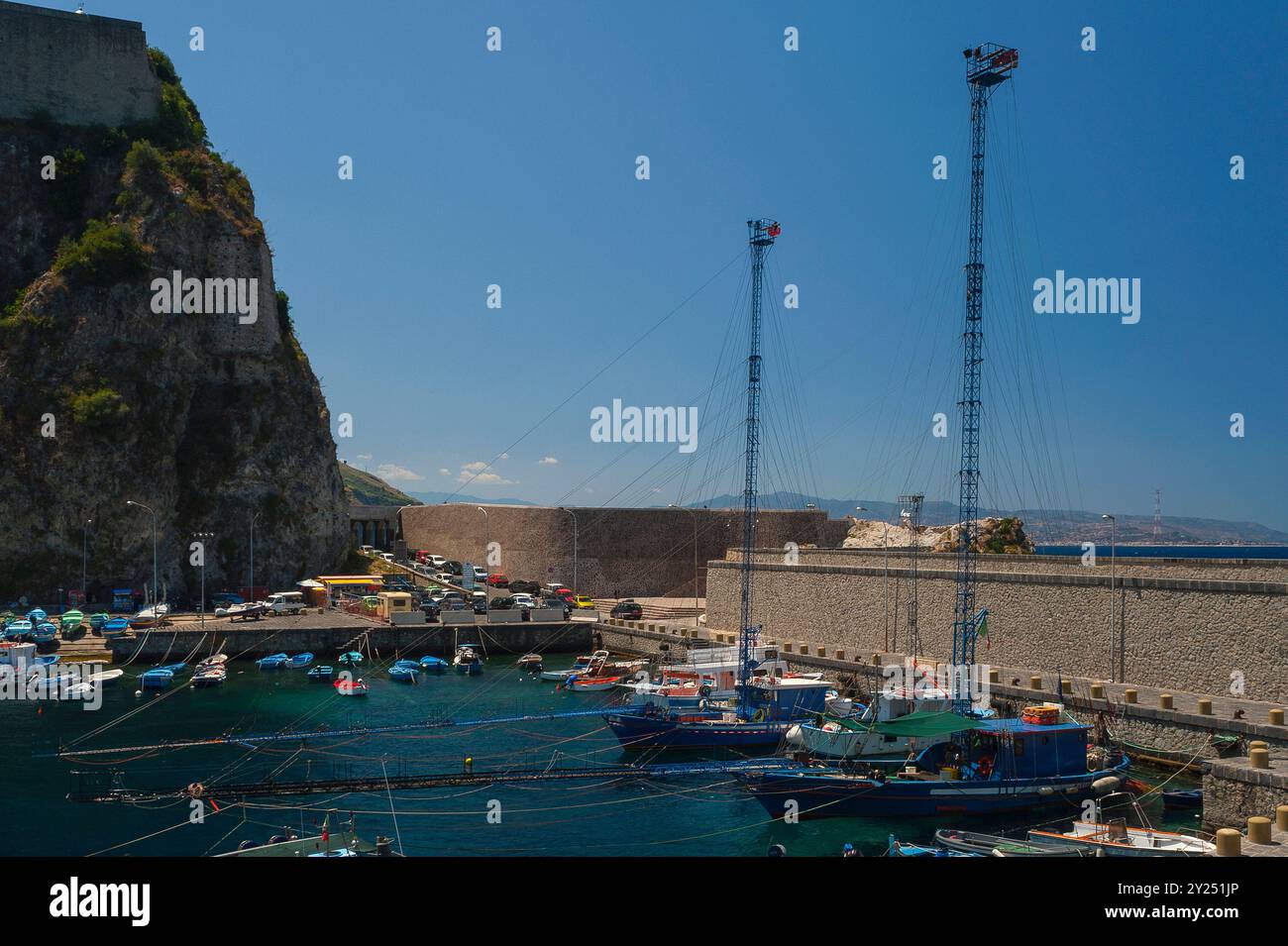 Tradizionali pescherecci di pesce spada nel porto di Scilla, una cittadina della Calabria, Italia, che si affaccia sul Mar Tirreno e sullo stretto di Messina. La zona ha una tradizione di pesca del pesce spada che risale a più di 2.000 anni fa. Foto Stock