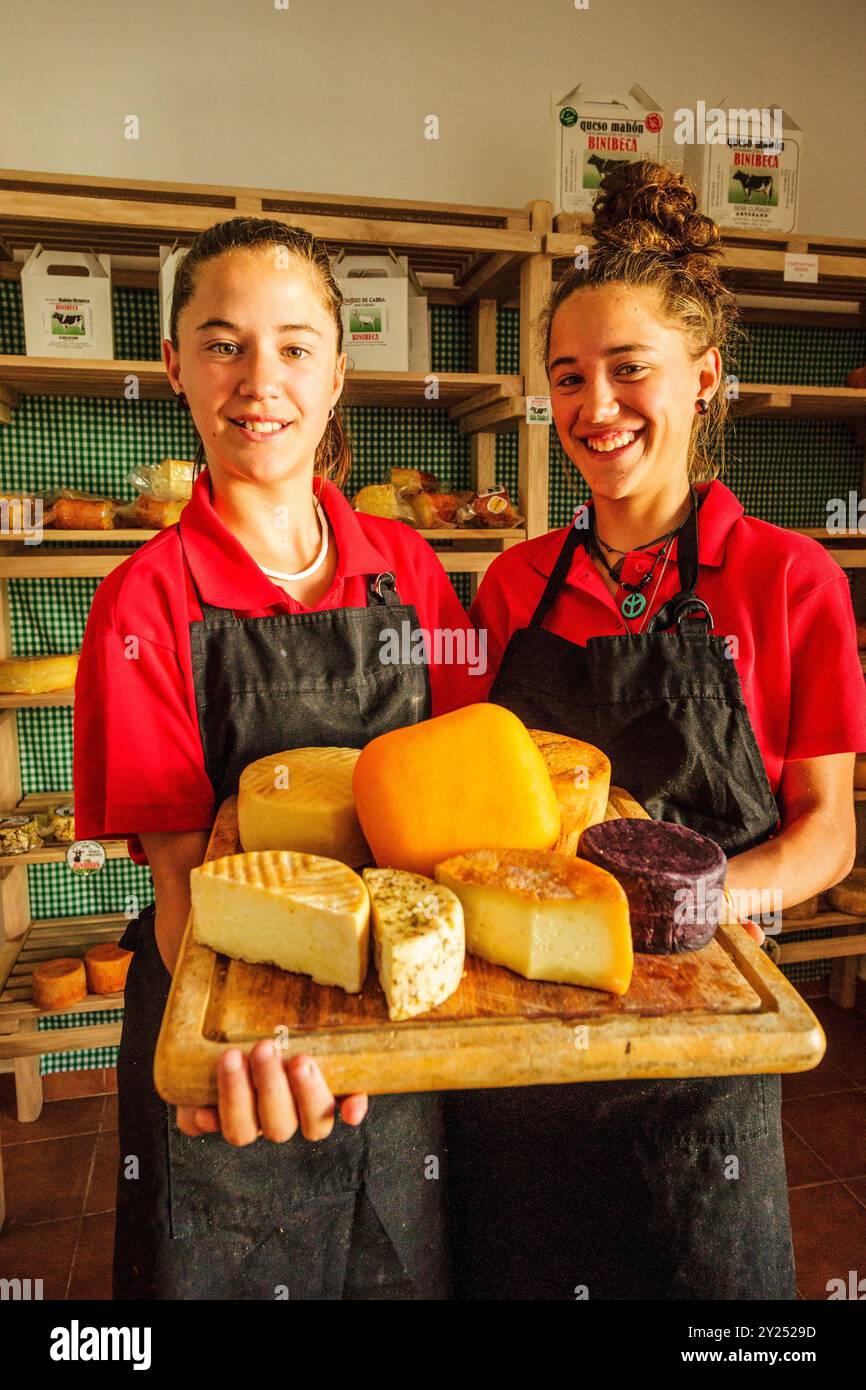 Produzione artigianale di formaggio Mahon, Alcaiduset, Alaior, Minorca, Isole Baleari, Spagna. Foto Stock