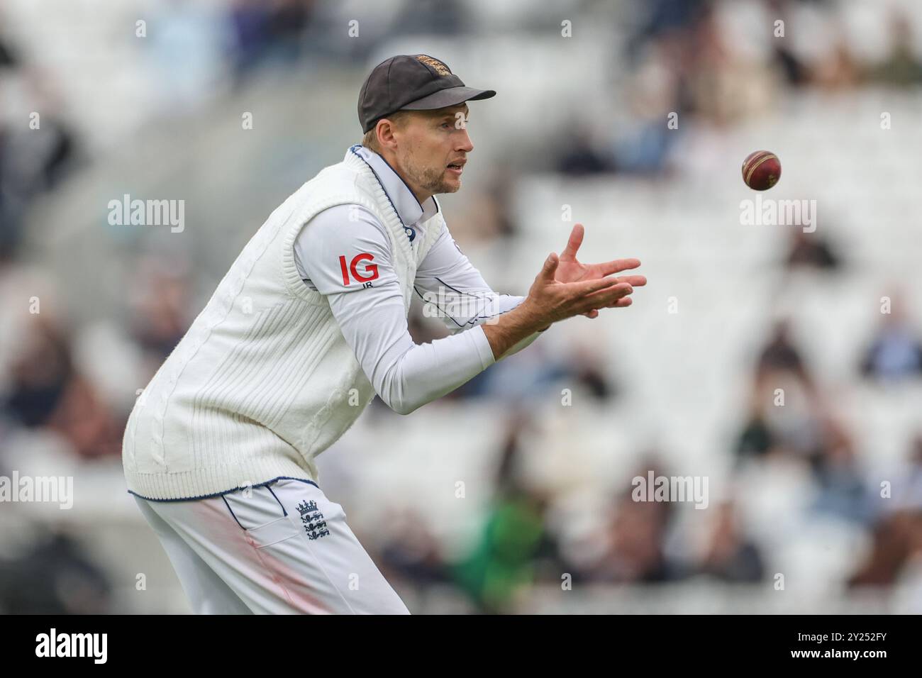 Londra, Regno Unito. 9 settembre 2024. Joe Root of England riceve il pallone durante il 3° Rothesay test Match Day Four England contro Sri Lanka al Kia Oval, Londra, Regno Unito, 9 settembre 2024 (foto di Mark Cosgrove/News Images) a Londra, Regno Unito il 9/9/2024. (Foto di Mark Cosgrove/News Images/Sipa USA) credito: SIPA USA/Alamy Live News Foto Stock