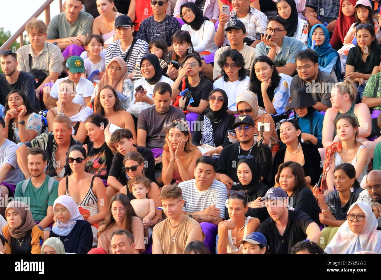 Tempio di Uluwatu, Bali in Indonesia - 11 febbraio 2024: Le persone si godono lo spettacolo tradizionale di danza del fuoco Kecak Foto Stock