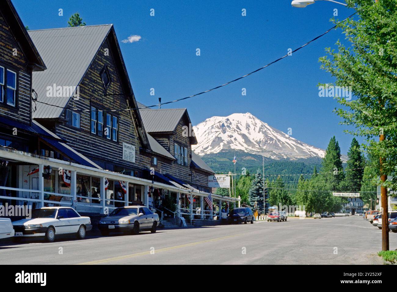 Centro commerciale Mercantile nel centro città con il Monte Shasta sullo sfondo, McCloud, California, Stati Uniti Foto Stock
