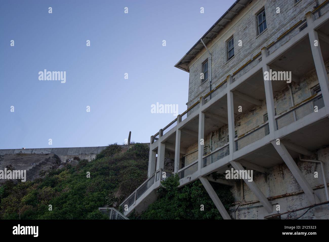 Alcatraz, un'ex prigione di massima sicurezza situata sull'isola di Alcatraz nella baia di San Francisco, è conosciuta per il suo passato famoso e la sua splendida posizione. IT Foto Stock
