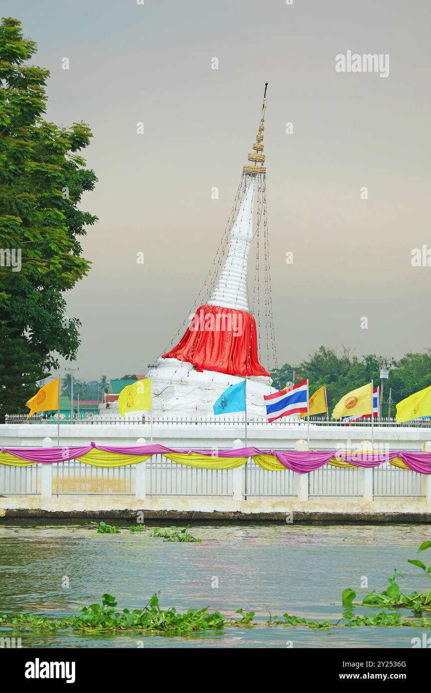 Pagoda pendente in stile Mon del Tempio buddista Wat Poramai Yikawat nell'Isola di Koh Kred, Nonthaburi, Thailandia Foto Stock