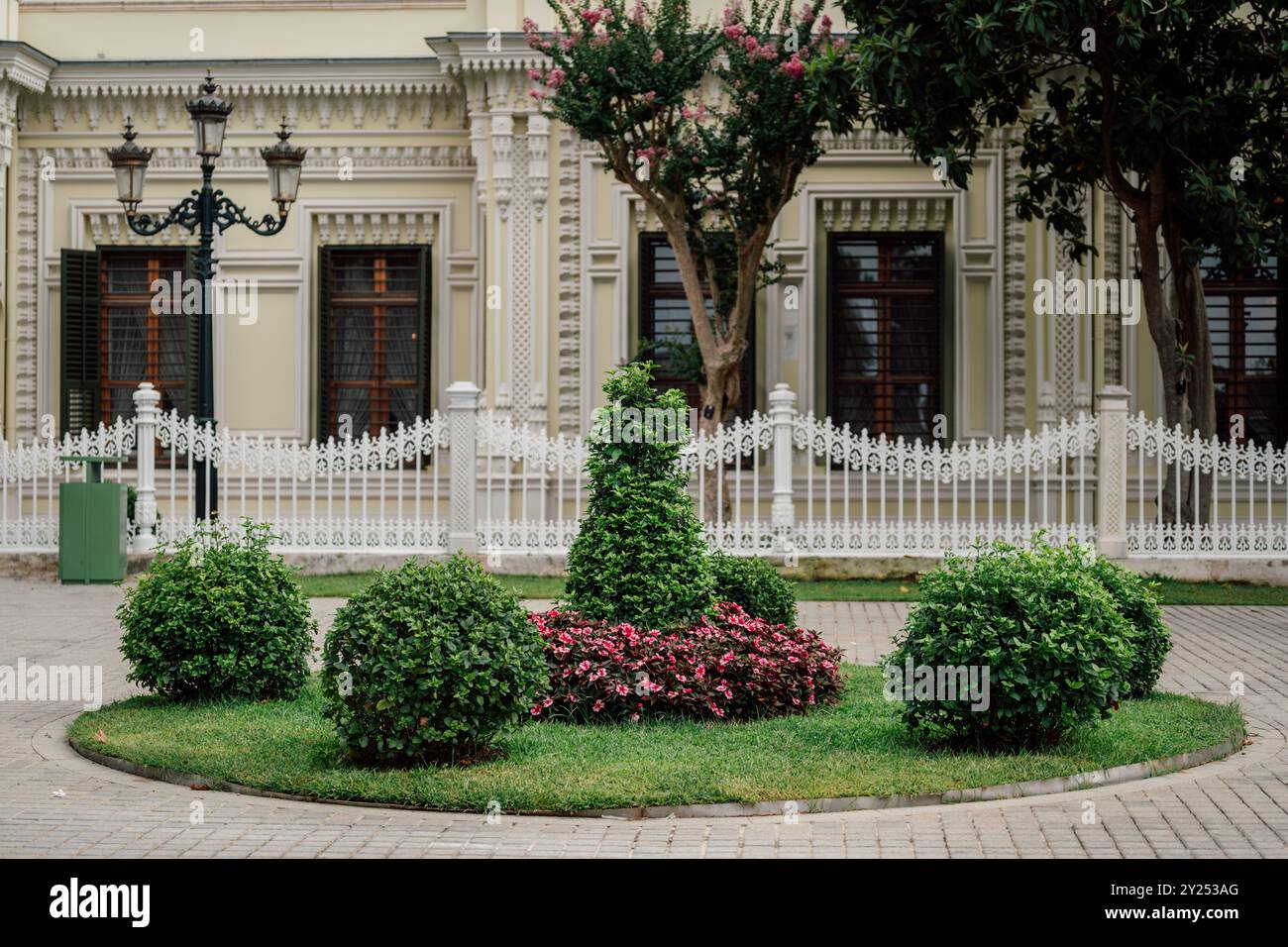 Classica composizione circolare del giardino nel Palazzo Yildiz di Istanbul. Foto Stock