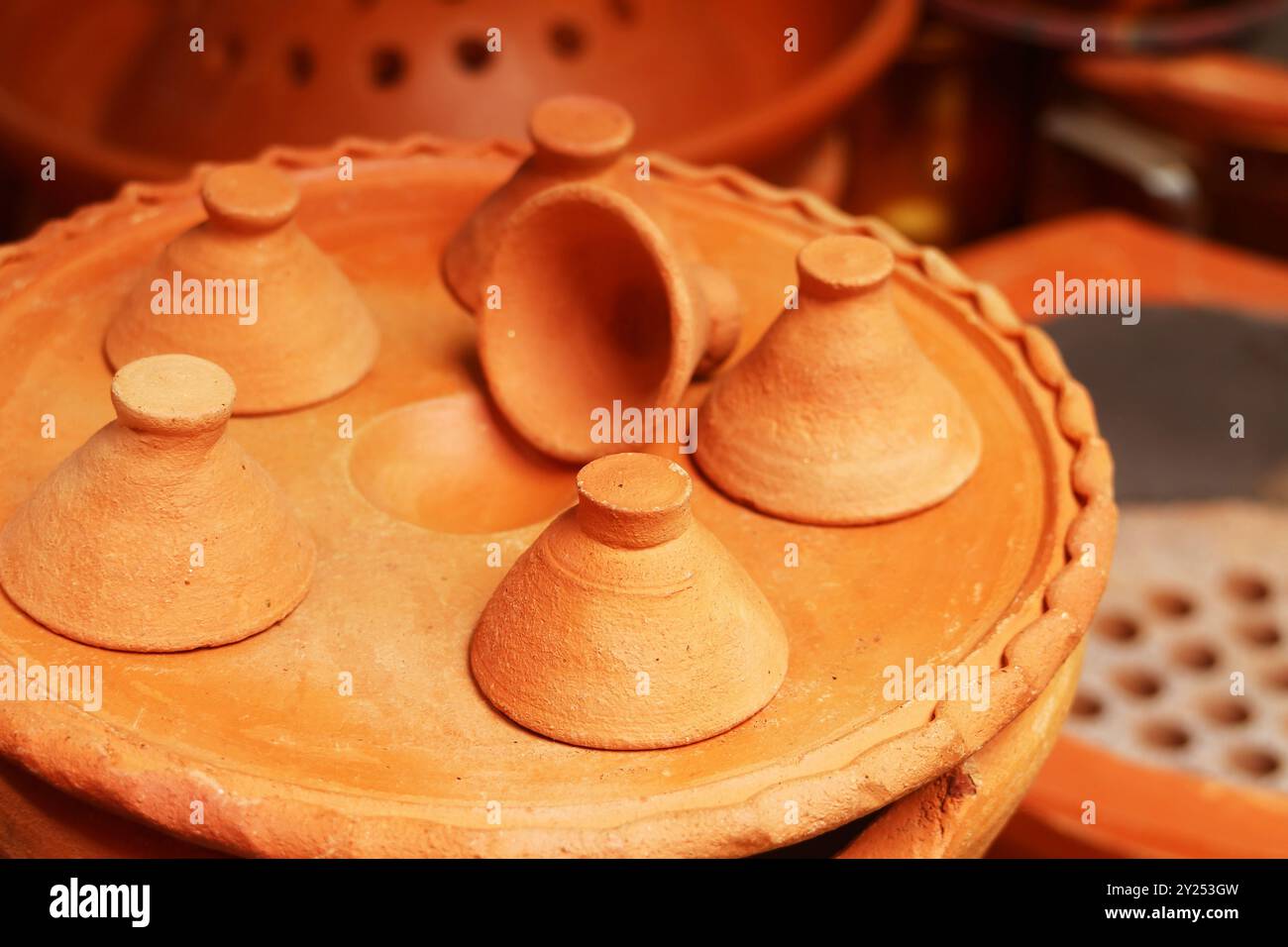 Tradizionale teglia di terracotta non smaltata per preparare pancake thailandesi al latte di cocco chiamati Kanom Krok Foto Stock