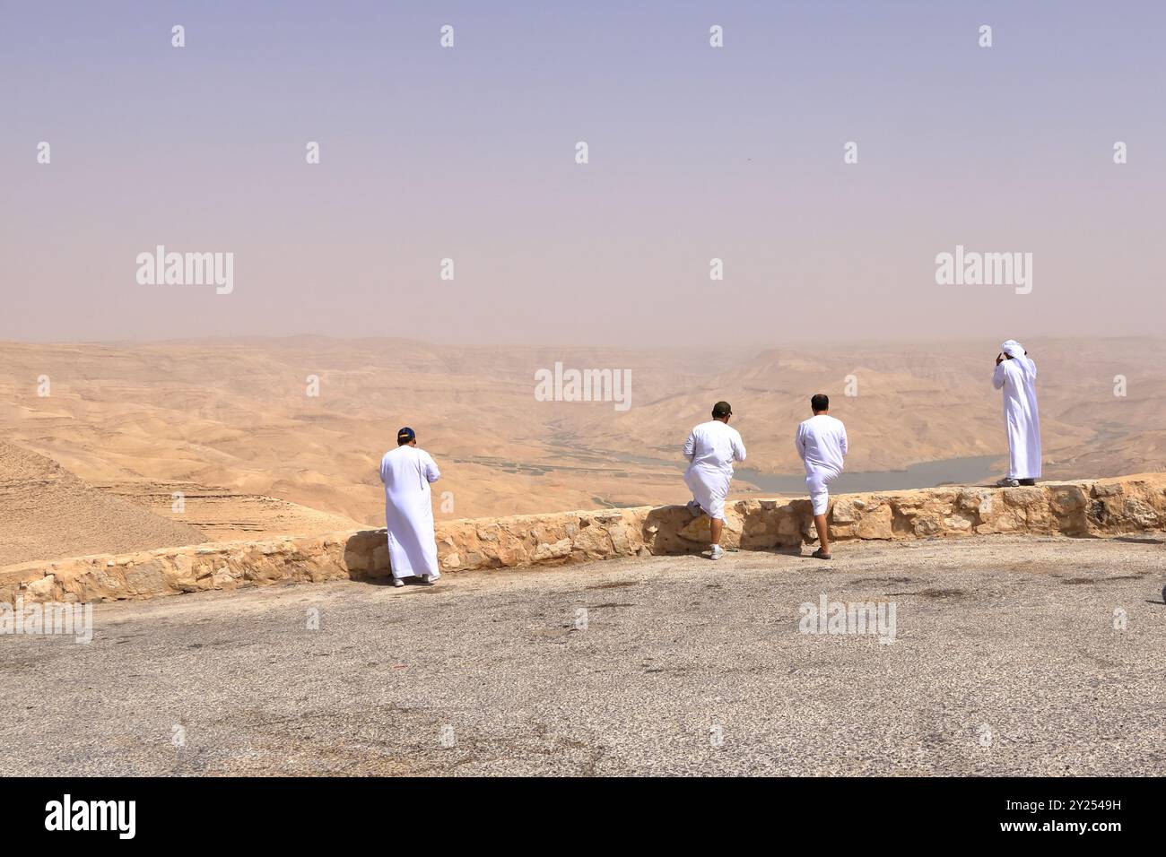Autostrada 35, Giordania - 11 maggio 2024: Persone al punto panoramico della diga di Mujib Moujib sul fiume Wadi Mujib, tra le città di Madaba e Kerak Foto Stock