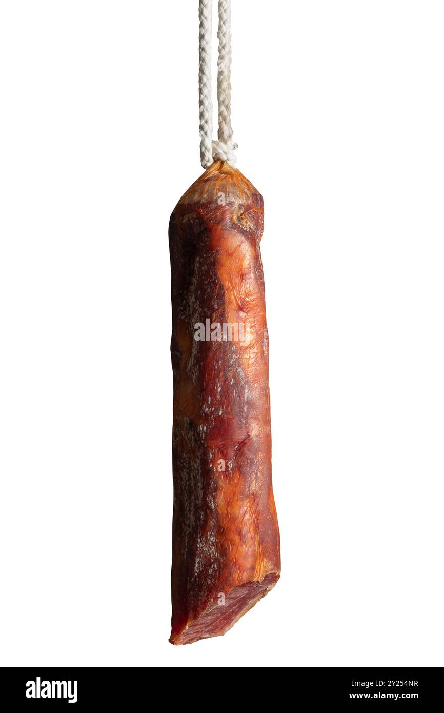 Prodotti da macelleria. Lombata di salsiccia iberica isolata su sfondo bianco. Foto Stock