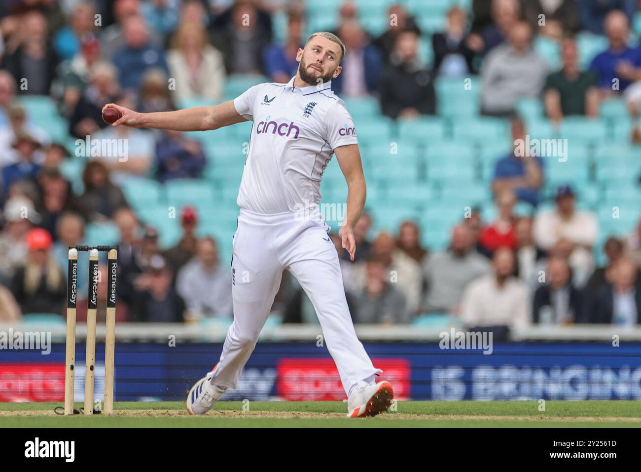 Londra, Regno Unito. 9 settembre 2024. Gus Atkinson dell'Inghilterra consegna il pallone durante il 3° Rothesay test Match Day Four England contro Sri Lanka al Kia Oval, Londra, Regno Unito, 9 settembre 2024 (foto di Mark Cosgrove/News Images) a Londra, Regno Unito il 9/9/2024. (Foto di Mark Cosgrove/News Images/Sipa USA) credito: SIPA USA/Alamy Live News Foto Stock