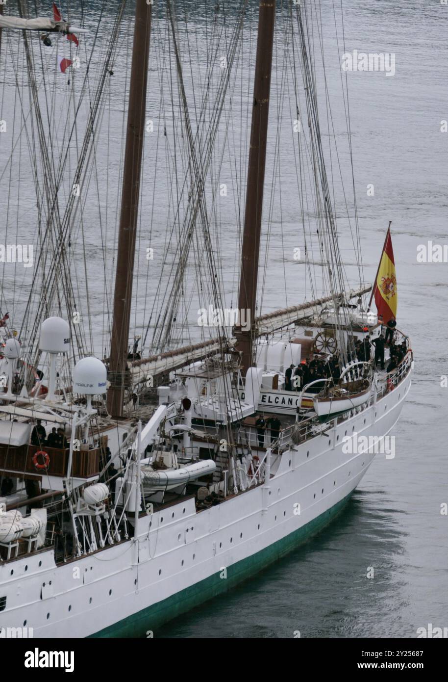 Nave da addestramento "Juan Sebastián de Elcano" (A-71). Lo scafo della nave è fatto di ferro. Fu varata il 5 marzo 1927 e consegnata alla Marina spagnola il 17 agosto 1928. Nel corso degli anni, è stato oggetto di vari lavori di ammodernamento e ristrutturazione. Stern della nave al suo arrivo al porto di Barcellona, 8 settembre 2024. Catalogna, Spagna. Foto Stock