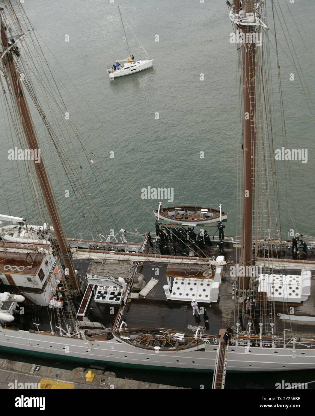 Nave da addestramento "Juan Sebastián de Elcano" (A-71). Lo scafo della nave è fatto di ferro. Fu varata il 5 marzo 1927 e consegnata alla Marina spagnola il 17 agosto 1928. Nel corso degli anni, è stato oggetto di vari lavori di ammodernamento e ristrutturazione. Particolare del ponte della nave, attraccato alle ore 9:00 circa di domenica 8 settembre 2024 presso il "Moll Est" (banchina est) nel porto di Barcellona, Catalogna, Spagna. Foto Stock