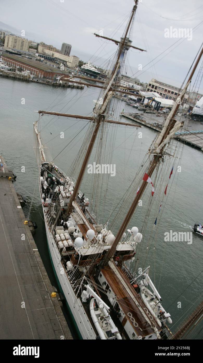 Nave da addestramento "Juan Sebastián de Elcano" (A-71). Lo scafo della nave è fatto di ferro. Fu varata il 5 marzo 1927 e consegnata alla Marina spagnola il 17 agosto 1928. Nel corso degli anni, è stato oggetto di vari lavori di ammodernamento e ristrutturazione. Particolare del ponte della nave, attraccato alle ore 9:00 circa di domenica 8 settembre 2024 presso il "Moll Est" (banchina est) nel porto di Barcellona, Catalogna, Spagna. Foto Stock