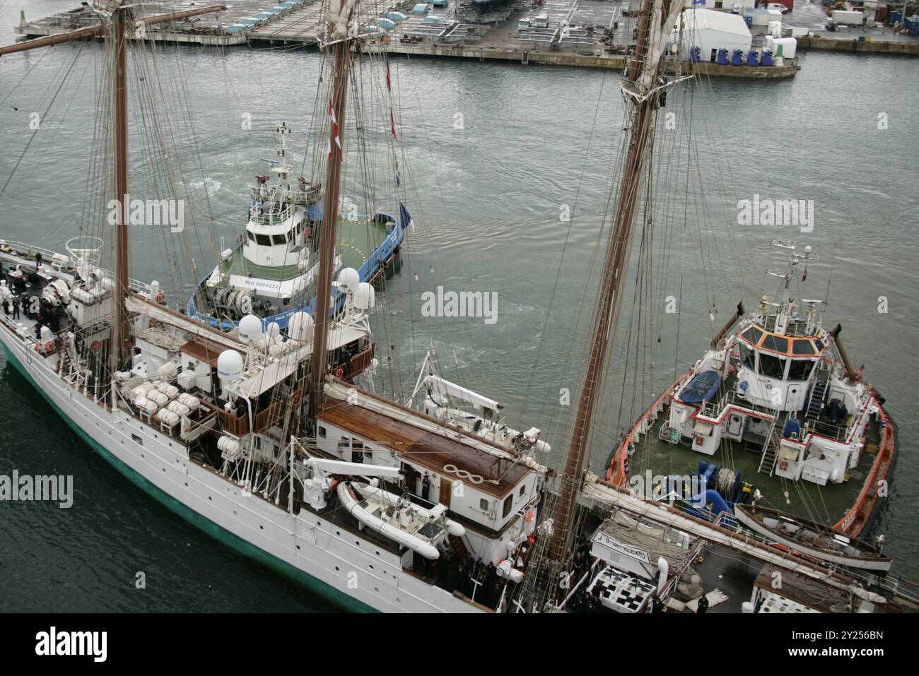 Nave da addestramento "Juan Sebastián de Elcano" (A-71). Lo scafo della nave è fatto di ferro. Fu varata il 5 marzo 1927 e consegnata alla Marina spagnola il 17 agosto 1928. Nel corso degli anni, è stato oggetto di vari lavori di ammodernamento e ristrutturazione. Manovra di attracco delle navi verso il molo intorno alle 9 di domenica 8 settembre 2024, presso il "Moll Est" (banchina est) nel porto di Barcellona, Catalogna, Spagna. Foto Stock