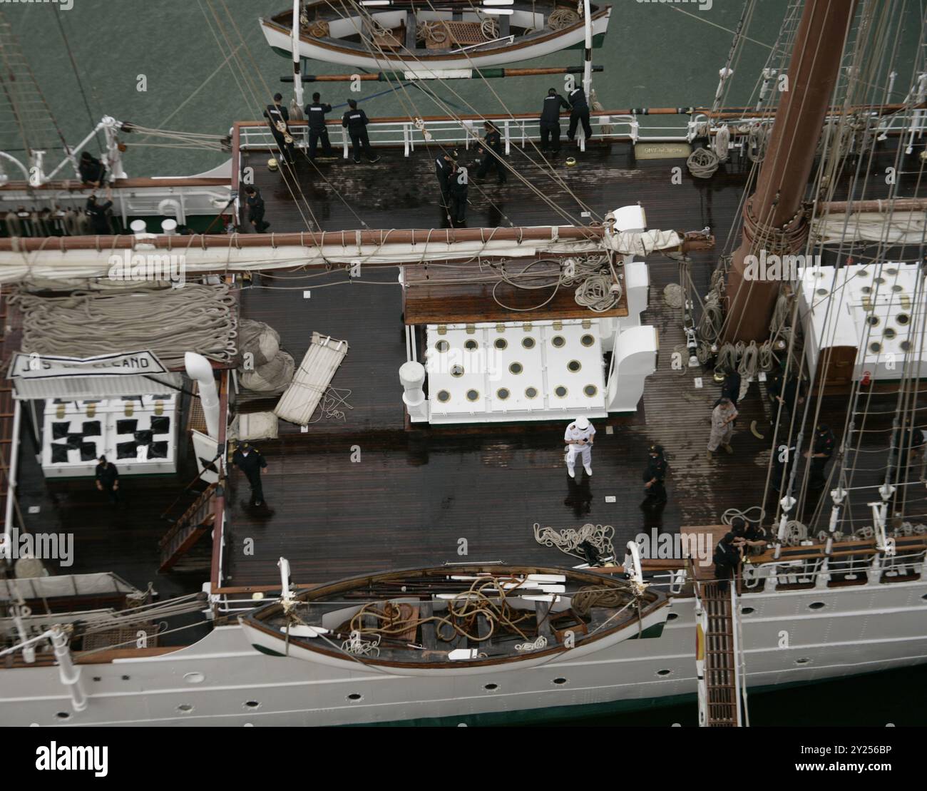 Nave da addestramento "Juan Sebastián de Elcano" (A-71). Lo scafo della nave è fatto di ferro. Fu varata il 5 marzo 1927 e consegnata alla Marina spagnola il 17 agosto 1928. Nel corso degli anni, è stato oggetto di vari lavori di ammodernamento e ristrutturazione. Particolare del ponte della nave, attraccato alle ore 9:00 circa di domenica 8 settembre 2024 presso il "Moll Est" (banchina est) nel porto di Barcellona, Catalogna, Spagna. Foto Stock