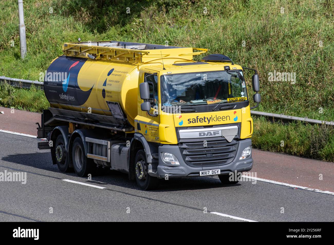 Servizio di pulizia di autocisterne commerciali SafetyKleen in Inghilterra; autocarri per la consegna di autocarri pesanti, autocarri, trasporti, autocarri, merci, veicolo Iveco, industria europea dei trasporti commerciali, M61 a Manchester, Regno Unito Foto Stock