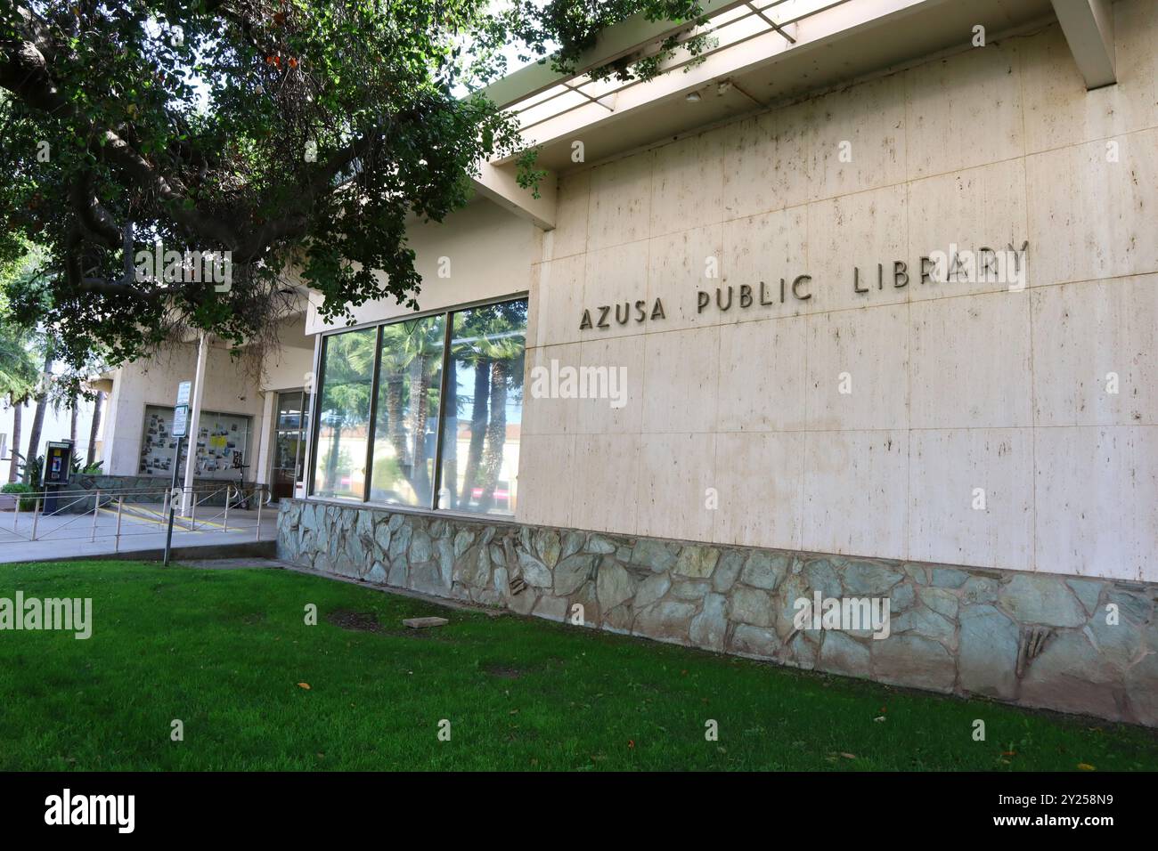 Azusa (contea di Los Angeles), California: Azusa Public Library situata al 729 N Dalton Ave, Azusa Foto Stock