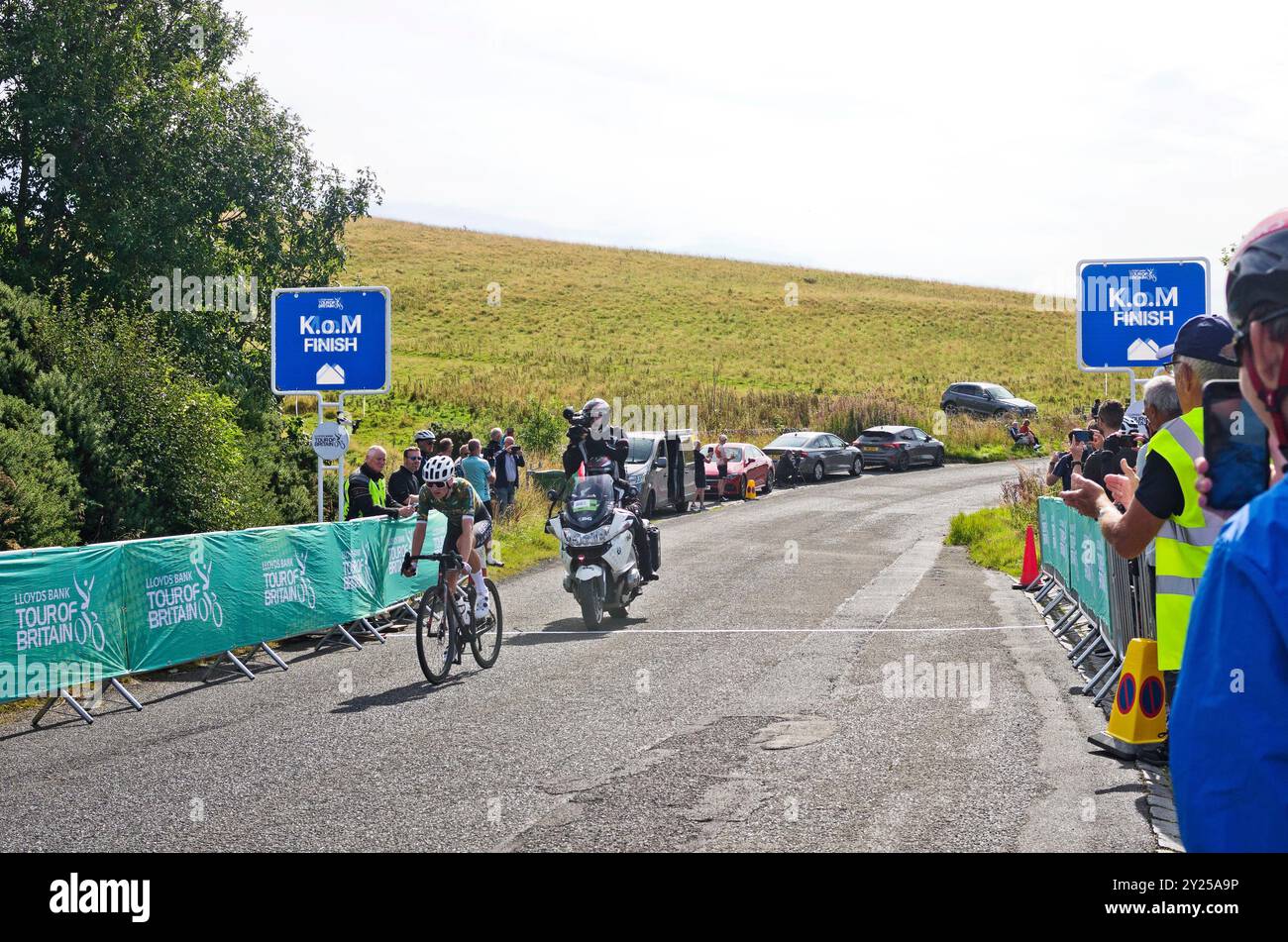 Callum Ormiston (Global 6 Cycling) attraversa la linea 2° al primo King of the Mountains e termina a Scott's View, fase 1, Men'Stour of Britain 2024. Foto Stock