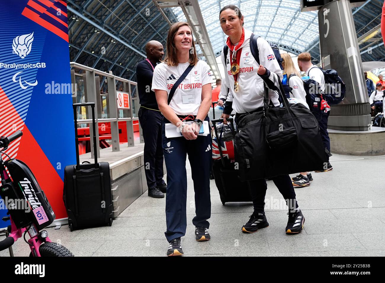 Sarah Storey (a destra) arriva in Eurostar alla stazione ferroviaria di Londra St. Pancras International dopo aver partecipato ai Giochi paralimpici estivi di Parigi del 2024. Data foto: Lunedì 9 settembre 2024. Foto Stock