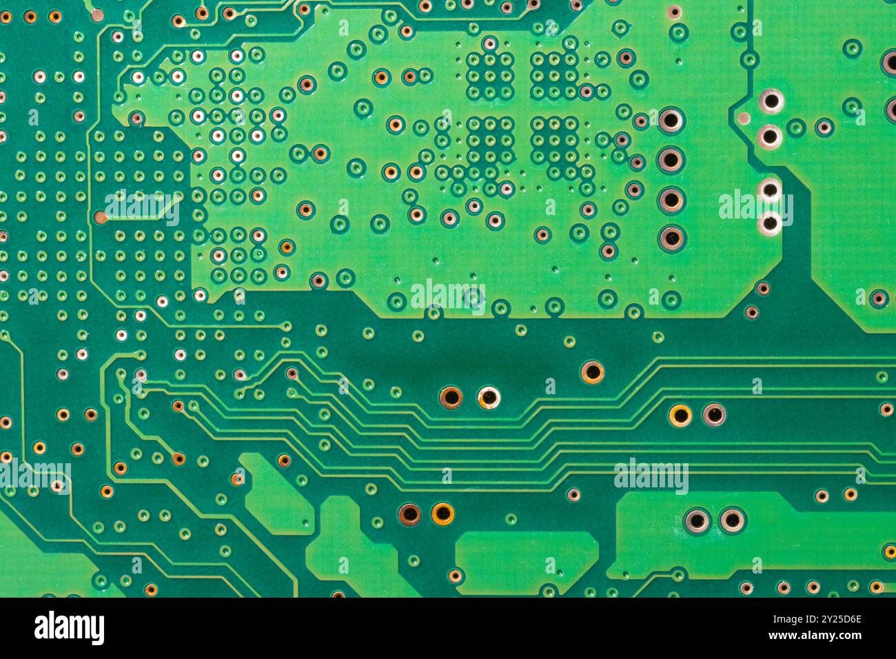 Primo piano di una scheda a circuito stampato verde con componenti elettronici e chip Foto Stock