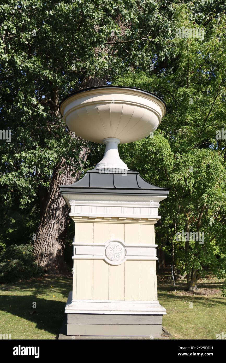 Il coperchio del pozzo in stile Impero è una delle strutture originali dei Giardini Botanici di Helsinki, Finlandia, agosto 2024 Foto Stock