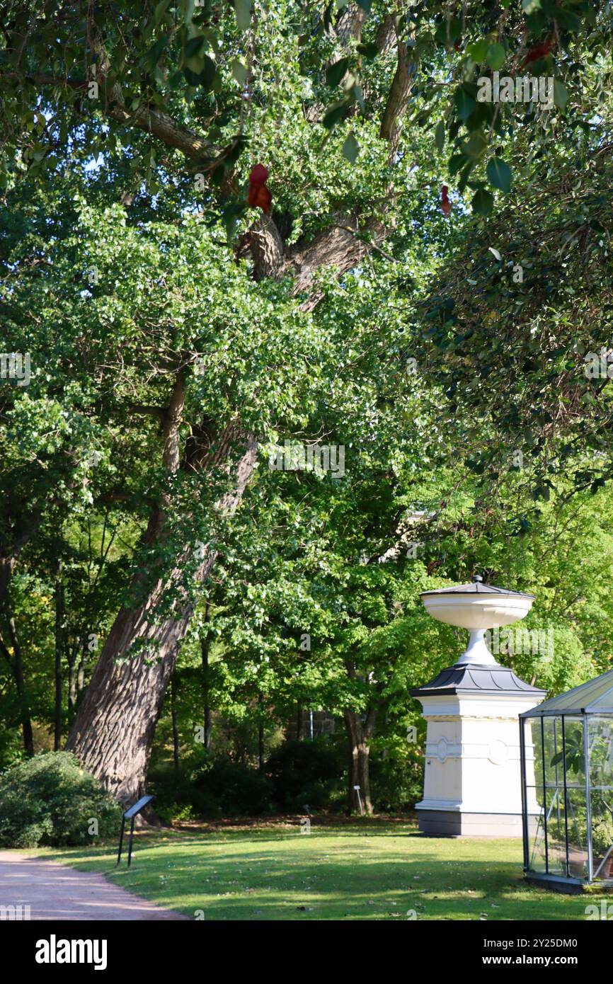 Il coperchio del pozzo in stile Impero è una delle strutture originali dei Giardini Botanici di Helsinki, Finlandia, agosto 2024 Foto Stock