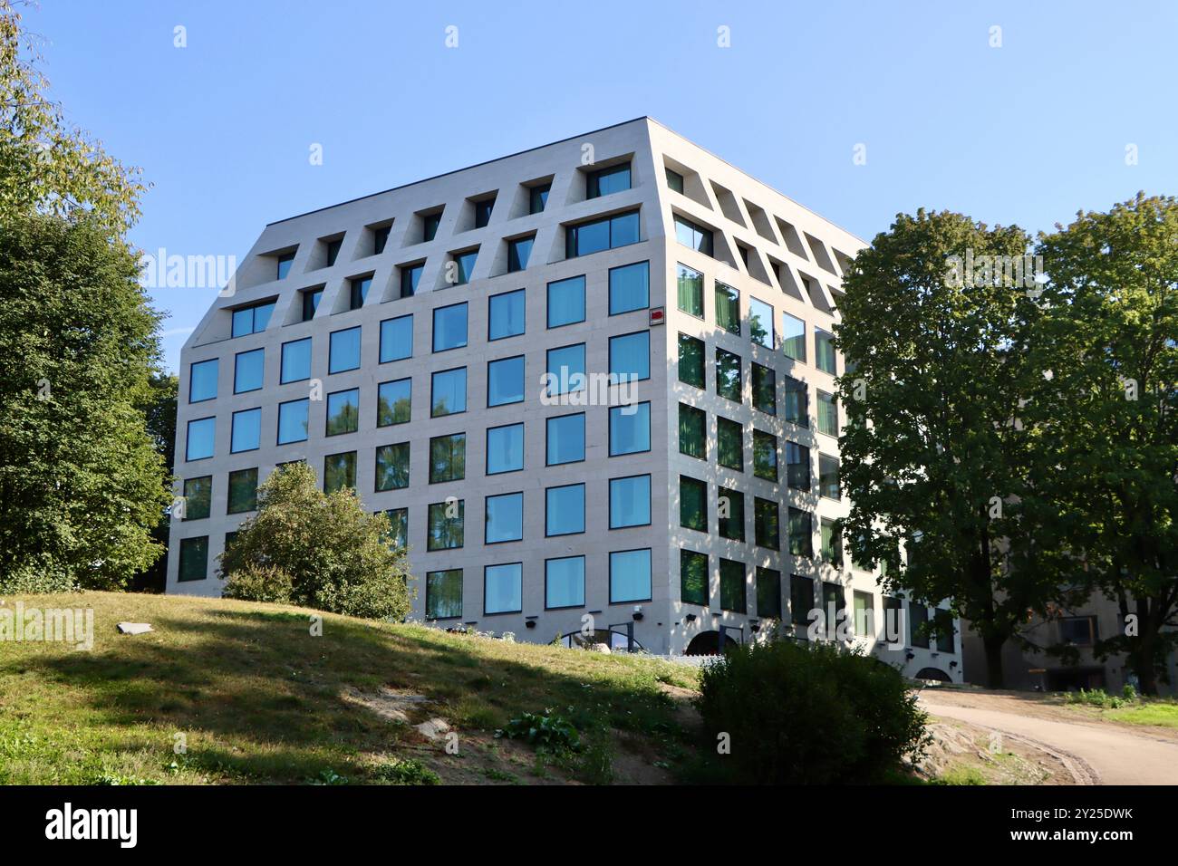 Radisson RED Helsinki nel parco Kaisaniemi nel centro di Helsinki, Finlandia, agosto 2024 Foto Stock