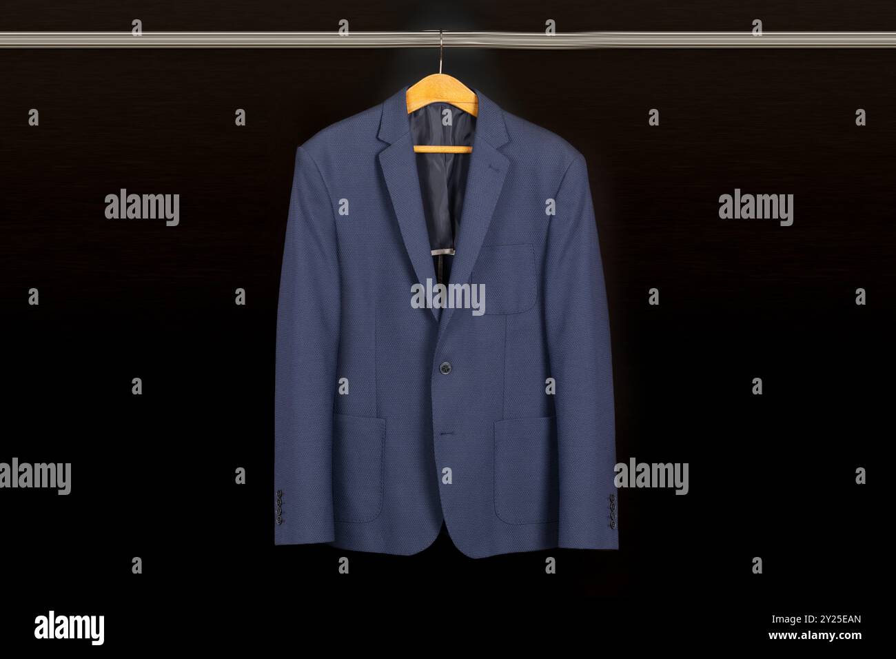Classico blazer blu appeso su un gancio di legno Foto Stock