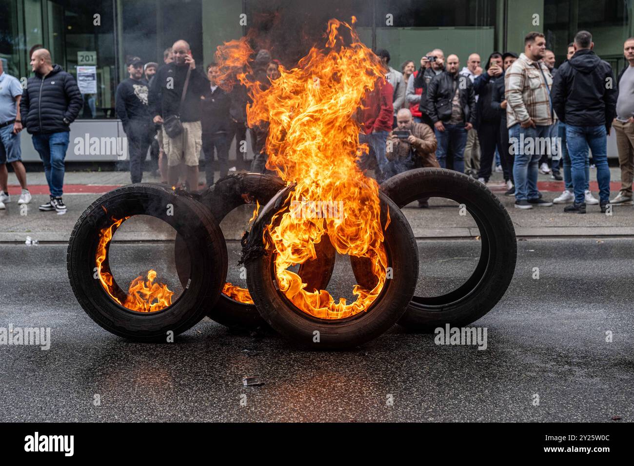 Bruxelles, Belgio. 9 settembre 2024. Le gomme per auto disposte per assomigliare al logo Audi sono allestite fuori dallo stabilimento Audi Brussels, a Vorst-Forest, Bruxelles, lunedì 09 settembre 2024. La direzione ha annunciato ieri sera che lo stabilimento rimarrà chiuso fino a quando i lavoratori non avranno accettato di riprendere la produzione e consegnare le auto ai concessionari. I sindacati hanno confiscato la scorsa settimana le chiavi di circa 200 auto finché non avranno chiarezza sul futuro dello stabilimento. BELGA FOTO JONAS ROOSENS credito: Belga News Agency/Alamy Live News Foto Stock