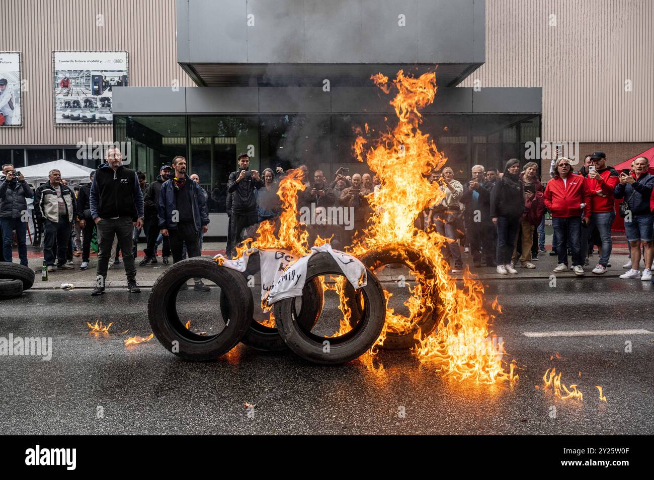 Bruxelles, Belgio. 9 settembre 2024. Le gomme per auto disposte per assomigliare al logo Audi sono allestite fuori dallo stabilimento Audi Brussels, a Vorst-Forest, Bruxelles, lunedì 09 settembre 2024. La direzione ha annunciato ieri sera che lo stabilimento rimarrà chiuso fino a quando i lavoratori non avranno accettato di riprendere la produzione e consegnare le auto ai concessionari. I sindacati hanno confiscato la scorsa settimana le chiavi di circa 200 auto finché non avranno chiarezza sul futuro dello stabilimento. BELGA FOTO JONAS ROOSENS credito: Belga News Agency/Alamy Live News Foto Stock
