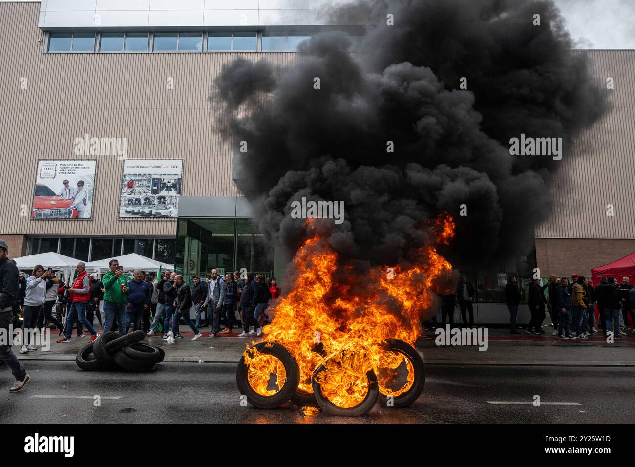 Bruxelles, Belgio. 9 settembre 2024. Le gomme per auto disposte per assomigliare al logo Audi sono allestite fuori dallo stabilimento Audi Brussels, a Vorst-Forest, Bruxelles, lunedì 09 settembre 2024. La direzione ha annunciato ieri sera che lo stabilimento rimarrà chiuso fino a quando i lavoratori non avranno accettato di riprendere la produzione e consegnare le auto ai concessionari. I sindacati hanno confiscato la scorsa settimana le chiavi di circa 200 auto finché non avranno chiarezza sul futuro dello stabilimento. BELGA FOTO JONAS ROOSENS credito: Belga News Agency/Alamy Live News Foto Stock