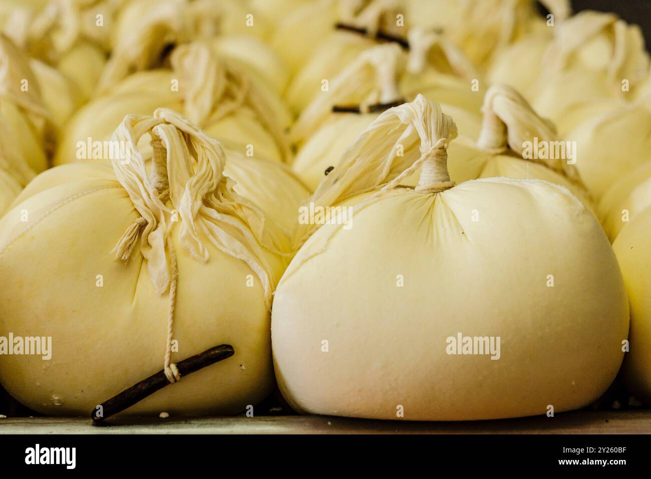 Formaggio fresco sgocciolato, fabbricazione artigianale di formaggio Mahon, Alcaiduset, Alaior, Minorca, Isole Baleari, Spagna. Foto Stock