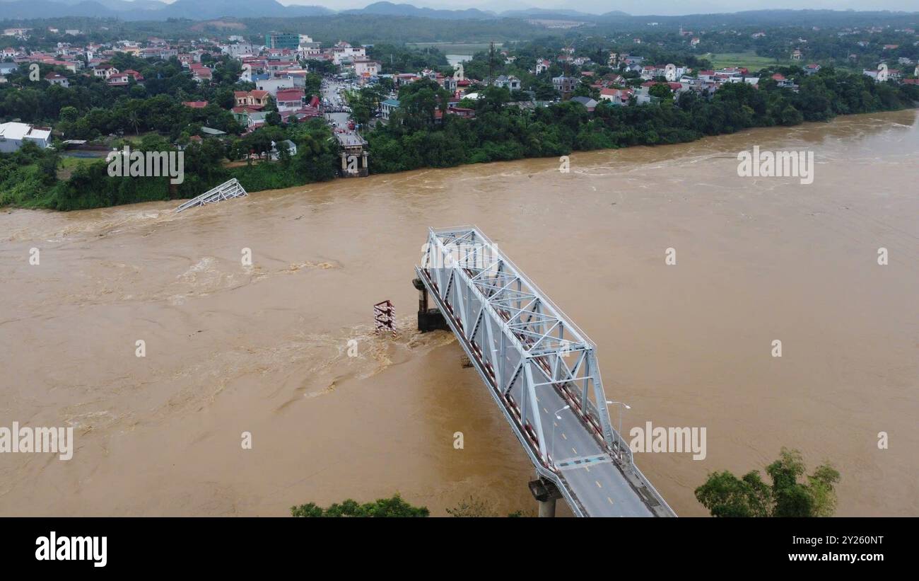 (240909) -- HANOI, 9 settembre 2024 (Xinhua) -- una foto di un drone aereo mostra un ponte d'acciaio crollato nella provincia di Phu Tho nel Vietnam settentrionale, 9 settembre 2024. A partire da lunedì mezzogiorno, il tifone Yagi e le conseguenti frane e inondazioni hanno lasciato 59 persone morte e scomparse nella regione settentrionale del Vietnam, ha detto il Ministero dell'Agricoltura e dello sviluppo rurale. (VNA tramite Xinhua) Foto Stock