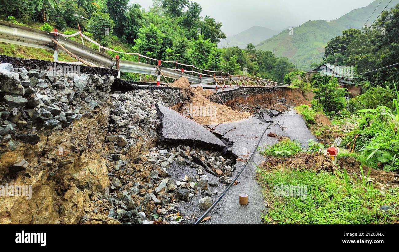 (240909) -- HANOI, 9 settembre 2024 (Xinhua) -- Un tratto di strada crolla nella provincia settentrionale del Vietnam di Thanh Hoa, 9 settembre 2024. A partire da lunedì mezzogiorno, il tifone Yagi e le conseguenti frane e inondazioni hanno lasciato 59 persone morte e scomparse nella regione settentrionale del Vietnam, ha detto il Ministero dell'Agricoltura e dello sviluppo rurale. (VNA tramite Xinhua) Foto Stock