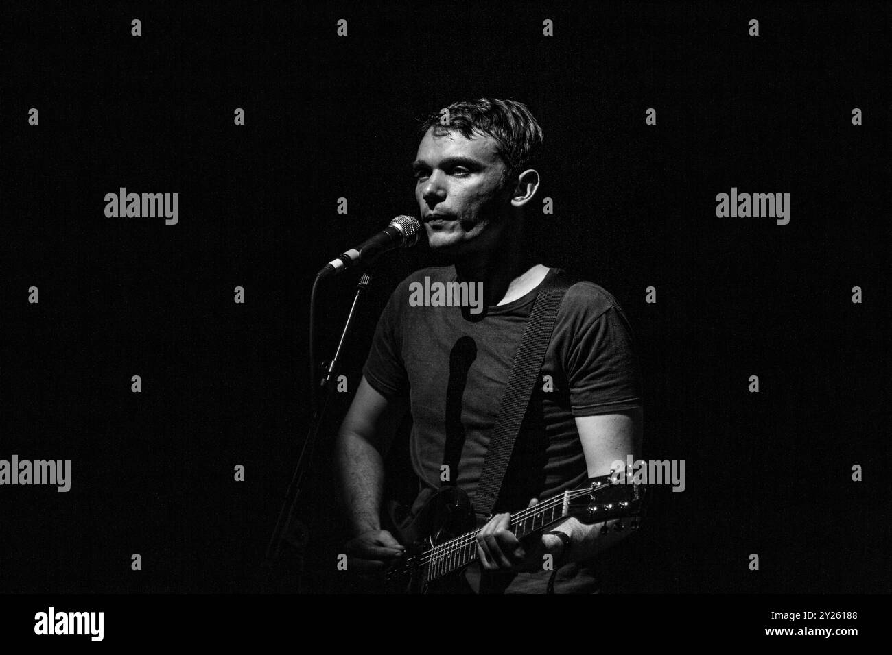 FIELD MUSIC, CONCERTO, GREEN MAN FESTIVAL 2012: David Brewis di Field Music che suona dal vivo sul far Out Stage al Green Man Festival 2012 al Glanusk Park, Brecon, Galles, agosto 2012. Foto: Rob Watkins. INFO: Field Music è un gruppo musicale indie rock britannico formatosi a Sunderland nel 2004 e noto per il loro complesso ed eclettico sound che fonde influenze art rock, pop e progressive. La loro musica presenta arrangiamenti complessi, armonie a strati e testi ponderati, creando un approccio sofisticato e innovativo al rock moderno. Foto Stock